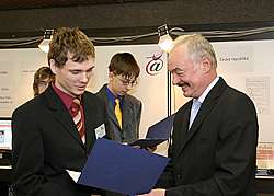 P�edseda Sen�tu Parlamentu �R P�emysl Sobotka p�ed�v� ocen�n� nejlep��m mlad�m talent�m ze zem� V4